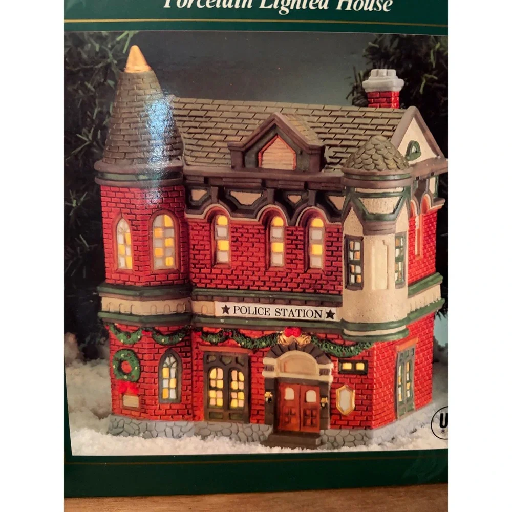 Vintage 1994 Christmas Dickens Keepsake Lighted Police Station w/ Light in Box